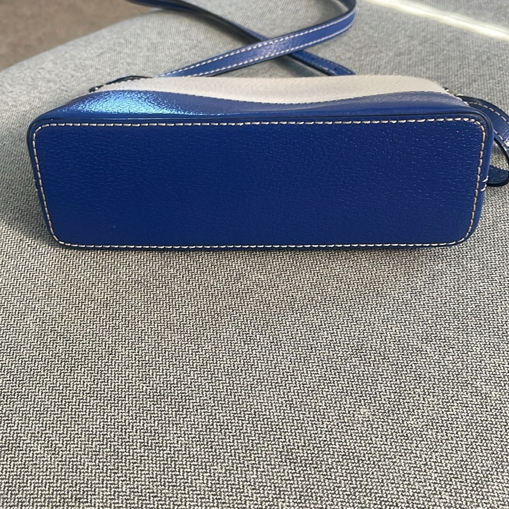 Small Kate Spade ♠️ Crossbody - Picture 4 of 9